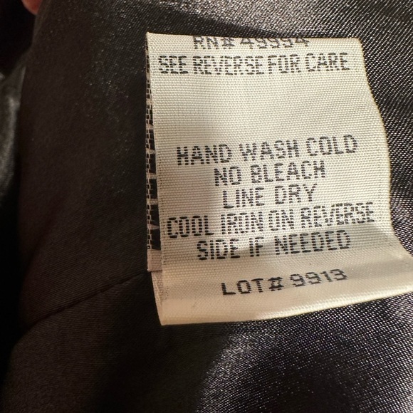 Elegant Black Sleeveless Dress - Picture 3 of 7